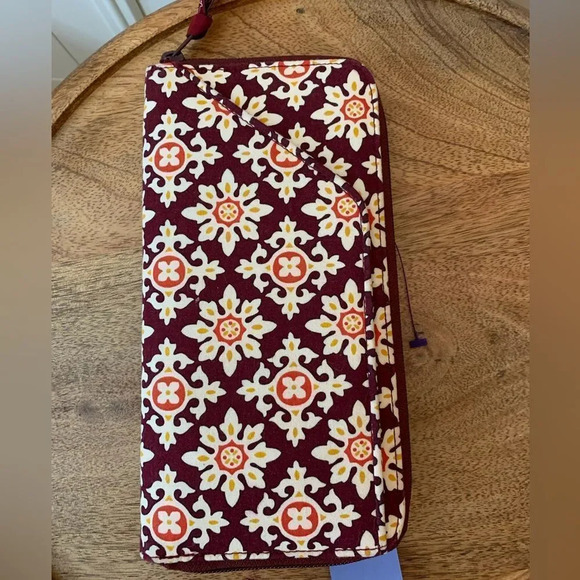 Vera Bradley Personal Travel Organizer Wallet in "Medallion-2006"‎ - Picture 4 of 6